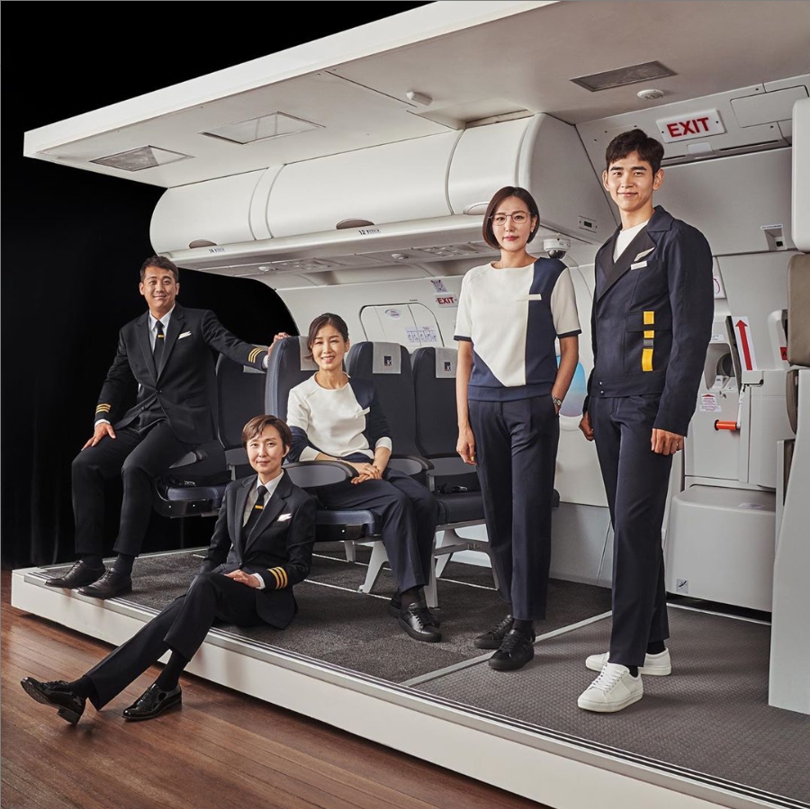 南韓新成立的廉價航空「Aero K」機組人員、空服員以「無性別制服」登場。 圖：取自Instagram@aerok.official