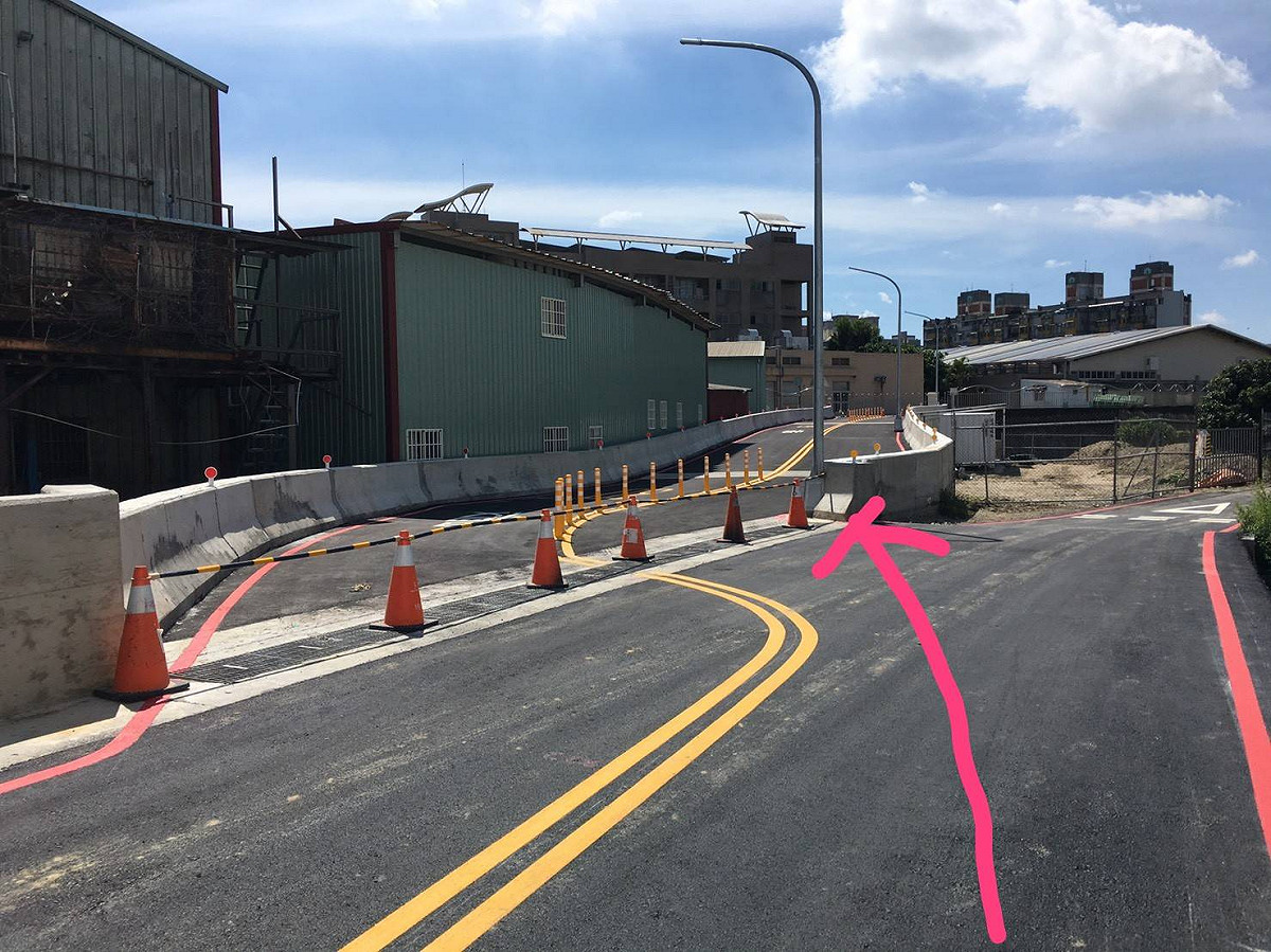 紅色箭頭這個點及雙黃線這段S型道路，通車後會出問題！市議員蕭隆澤批評，都21世紀了還有這種捨直取彎的道路規劃？ 圖:市議員蕭隆澤/提供