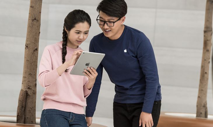 蘋果新款iPad Air有望在9月秋季發表會上首度亮相，圖為使用平板示意圖。 圖：取自蘋果官網