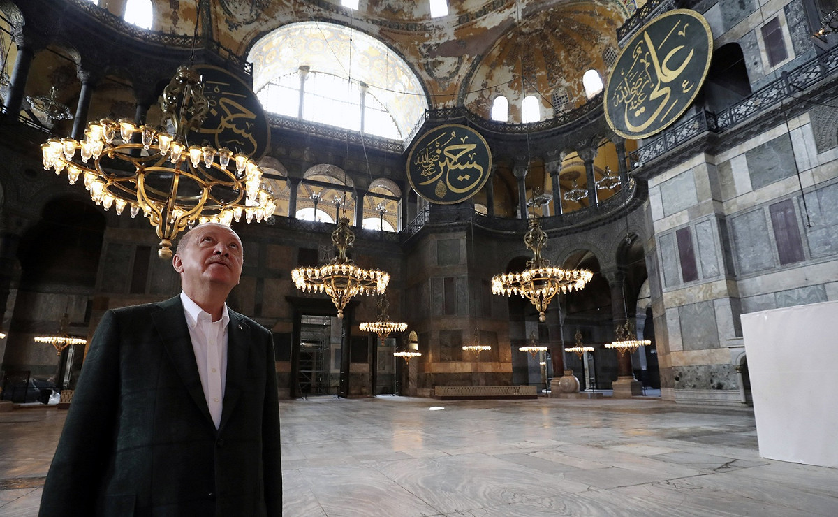 土耳其總統艾多根（Recep Tayyip Erdogan）19日親訪聖索菲亞，來視察、評估改建相關規劃。 圖：達志影像／美聯社