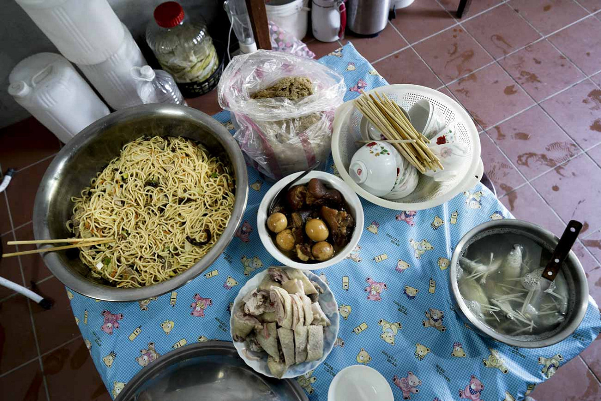 簡秋陽的妹妹準備了炒大麵、豬腳滷蛋、白斬雞還有現撈現煮的鮮魚湯，餐後還有冰鎮的仙草冰和自家種的西瓜，而這只不過是中餐前的點心而已。 圖：張良一/攝