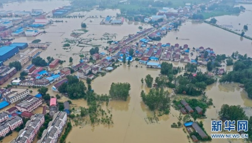 自17日起的連續強降雨及河堤潰壩，讓安徽六安市固鎮鎮被淹成了孤島。 圖：翻攝新華網