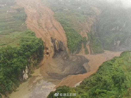 湖北恩施市當局警告堰塞湖有「瞬間潰壩」風險。 圖:翻攝自湖北日報微博