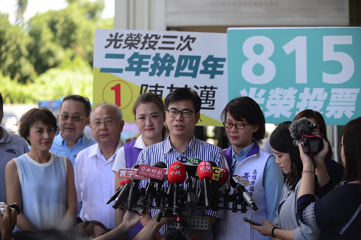 陳其邁(中)認為候選人找誰站台要自己承擔結果。 圖：陳其邁競辦／提供