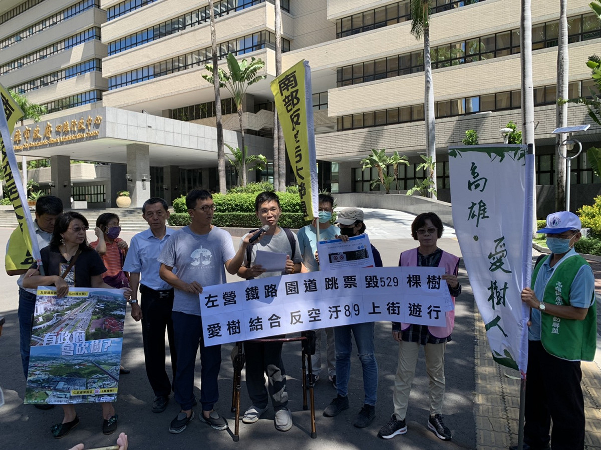 高雄愛樹人至市府抗議左營鐵路園道工程亂毀樹。 圖：南部反空污行動聯盟/提供