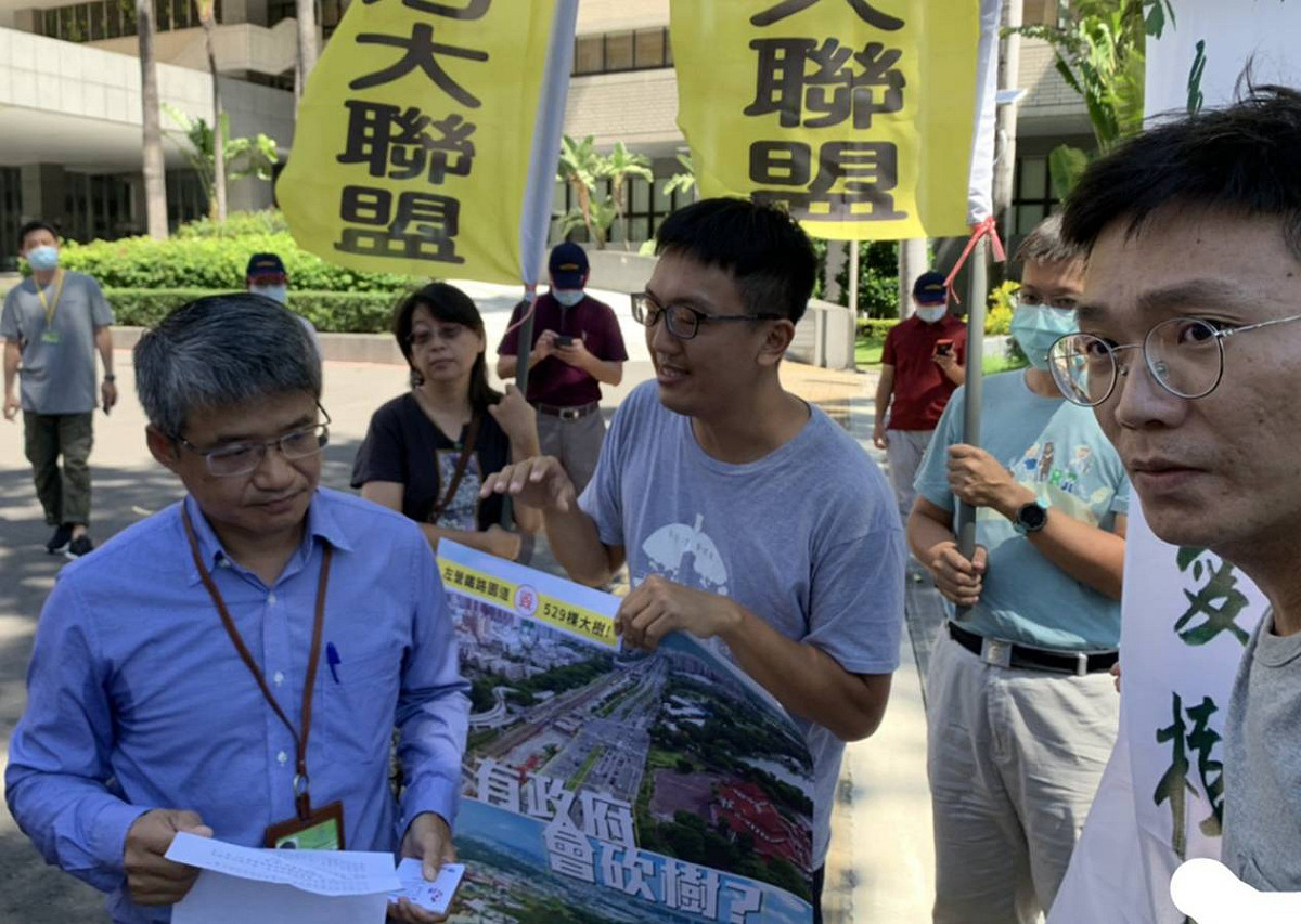 高市府水利局副局長(左)代表接下陳情書。 圖：南部反空污行動聯盟/提供