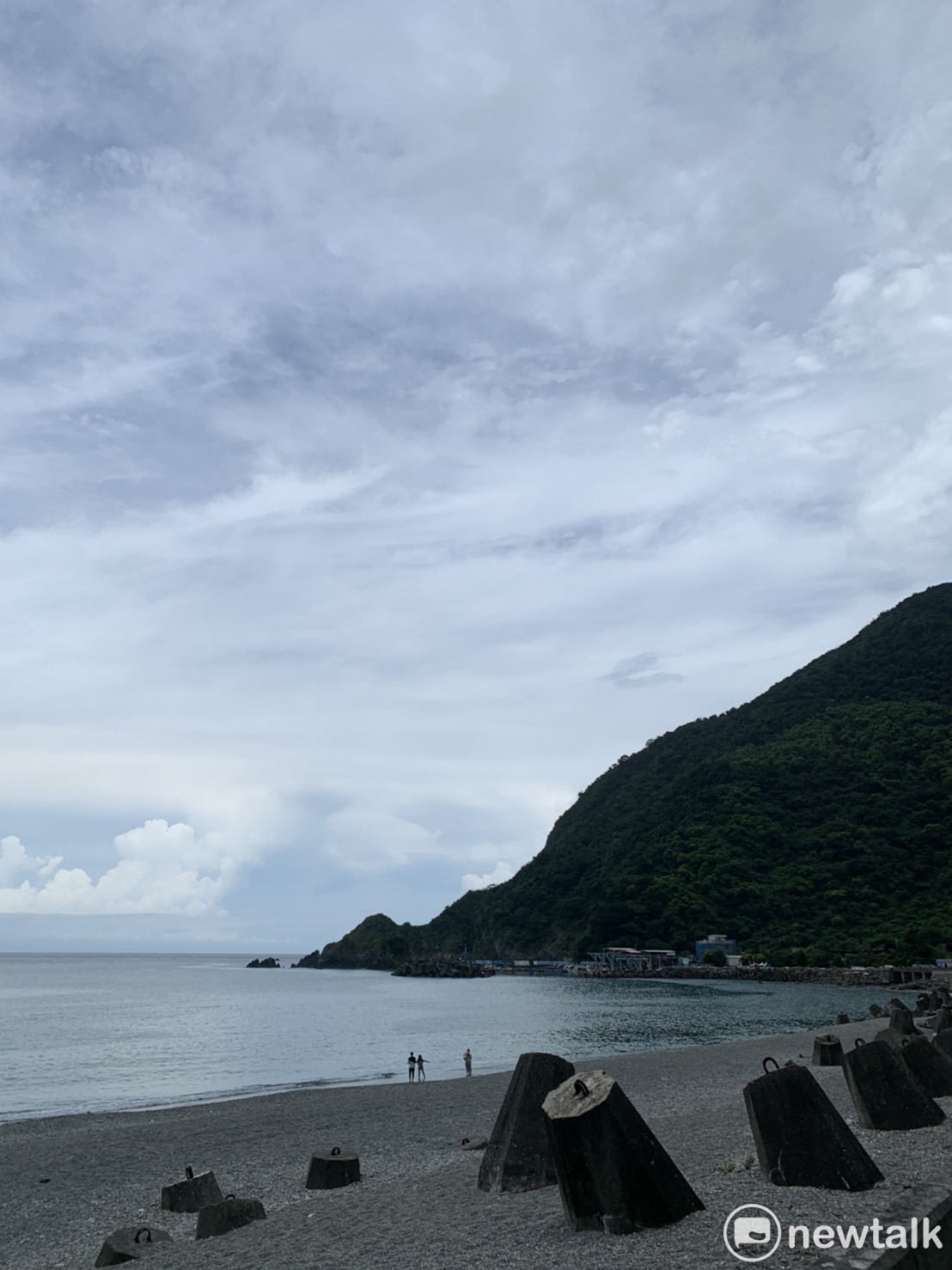 許多孩童會在暑期相約戲水，但有些地方會有急流，戲水時要特別小心，避免意外發生。 圖：楊紫希/攝