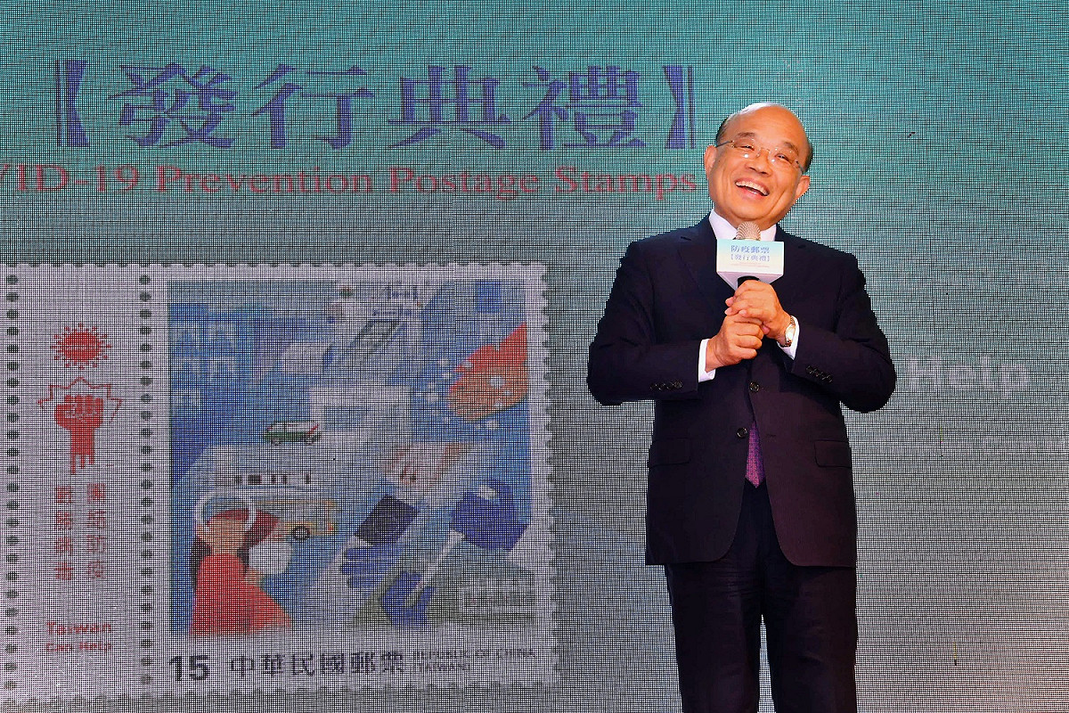 行政院長蘇貞昌今（21）日下午出席防疫郵票發行典禮。 圖：行政院提供