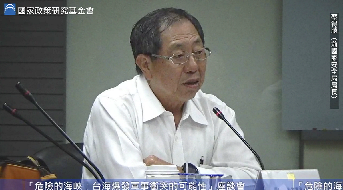 為前國安局長蔡得勝本人。 圖：截取自國家政策研究基金會直播畫面。