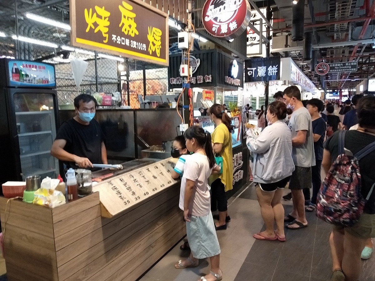 新店安和國際觀光夜市全區周三、四、五，消費滿200可享8折優惠。 圖：新北市經發局提供
