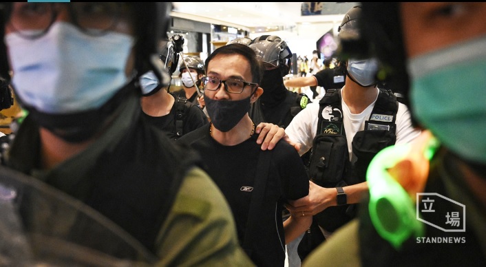 區議員周偉雄因為舉起「光復香港」的標語，被指違反國安法被捕。 圖：翻攝立場新聞臉書