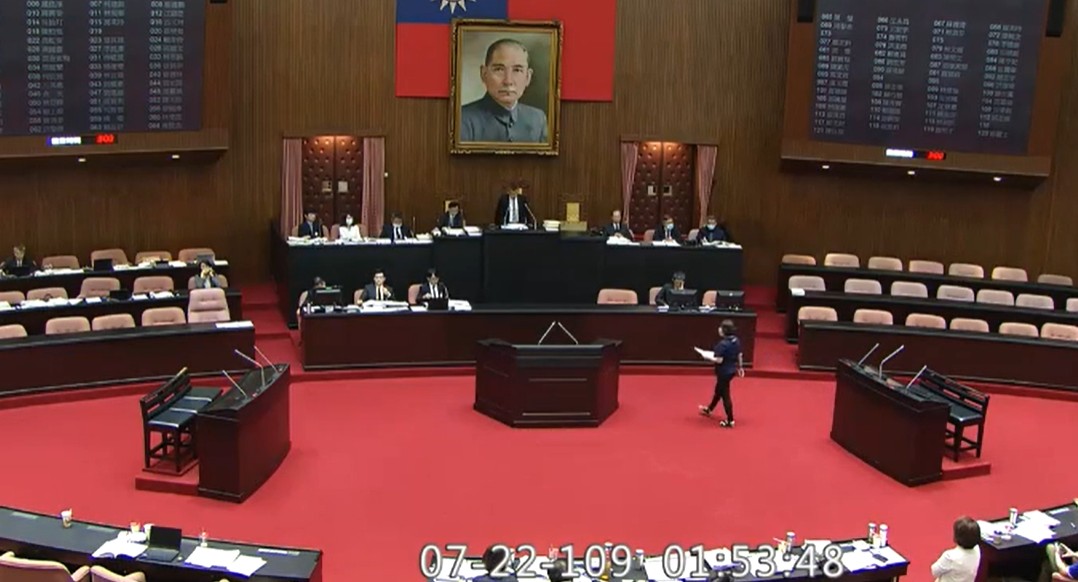 立法院臨時院會22日凌晨繼續挑燈夜戰，處理國民參與刑事審判法草案等案。 圖：翻攝國會頻道