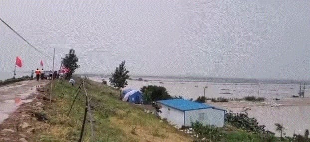 中國民眾目擊淮河洪水氾濫，淹沒良田，直呼從沒見過這般景象。 圖：翻攝自將撕逼進行到底微博