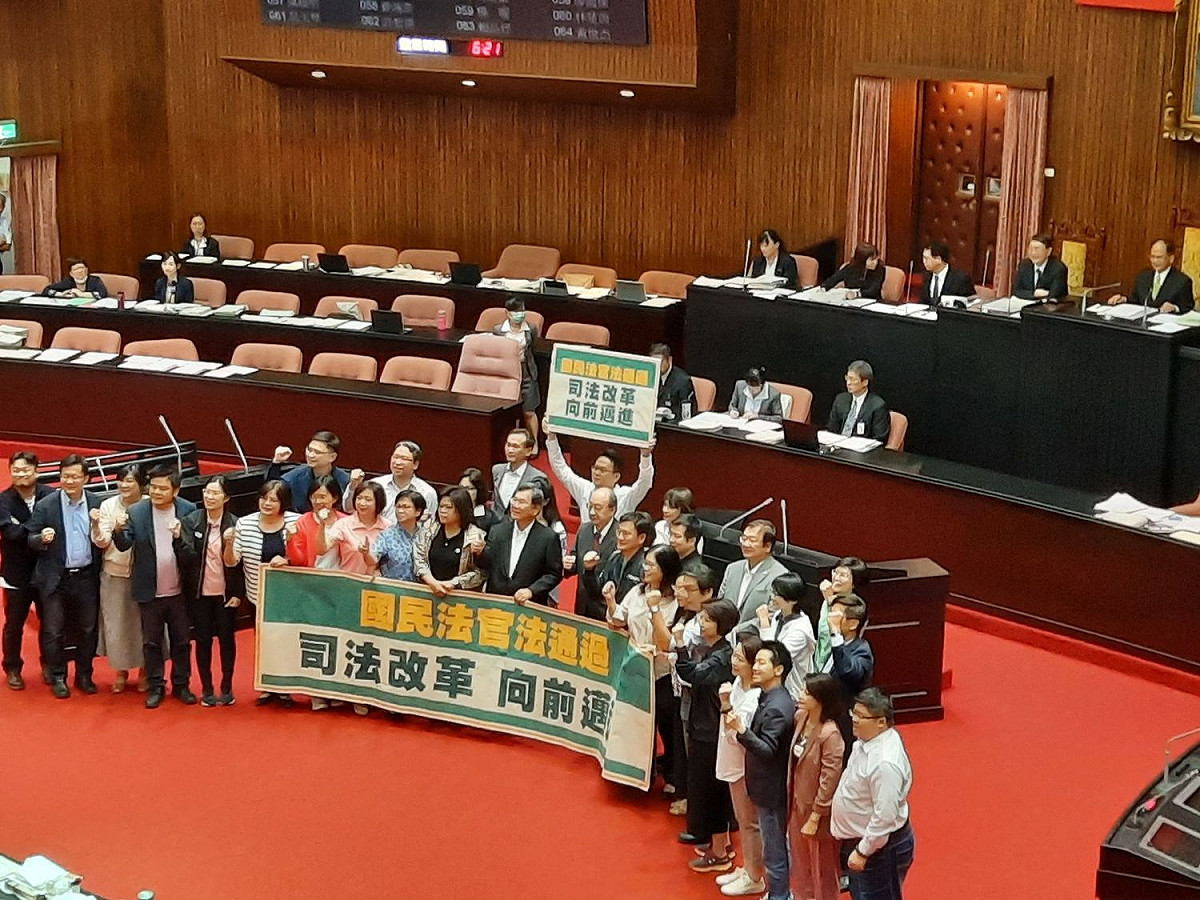 三讀結束後，民進黨團高喊司法改革向前邁進。 圖:陳佩君/攝