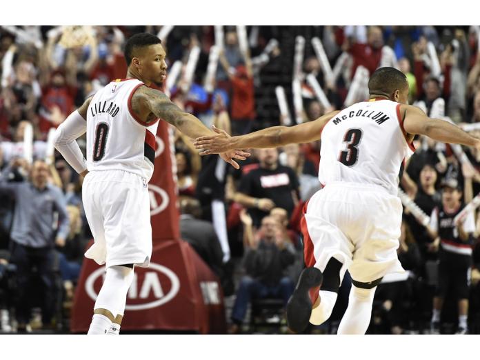 拓荒者雙槍Damian Lillard（左）、C.J. McCollum（右）聯手轟進71分，助隊主場獲勝。 圖／美聯社／達志影像