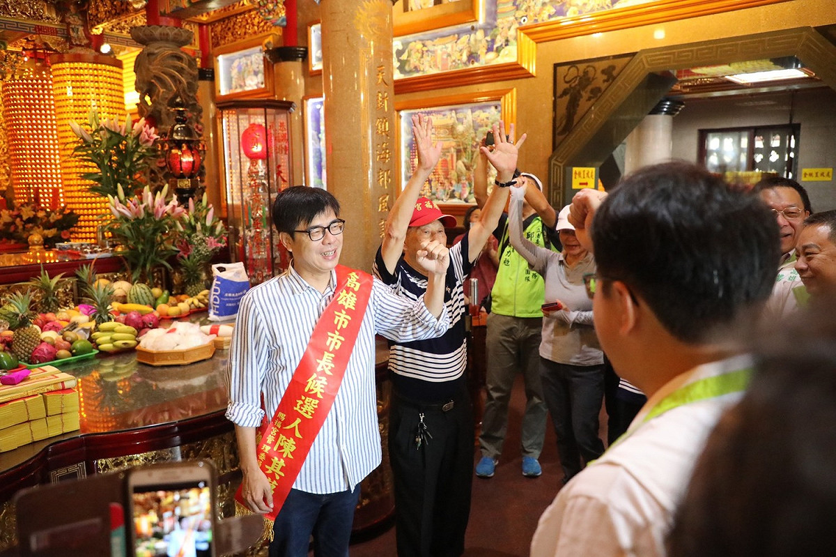 陳其邁(左)至茄萣區正順廟參香，現場凍蒜聲不斷。 圖：陳其邁競辦/提供