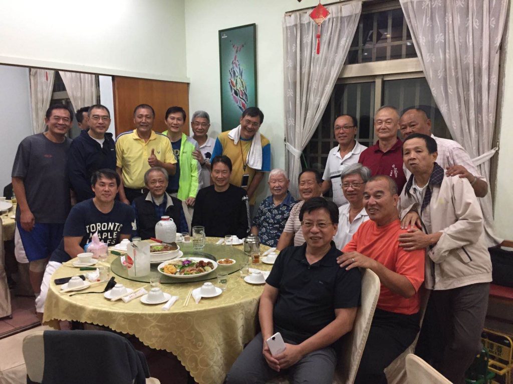嘉義高中籃球隊校友與王輝老師餐敘合影。 圖：取自「王輝盃」全國籃球賽官網