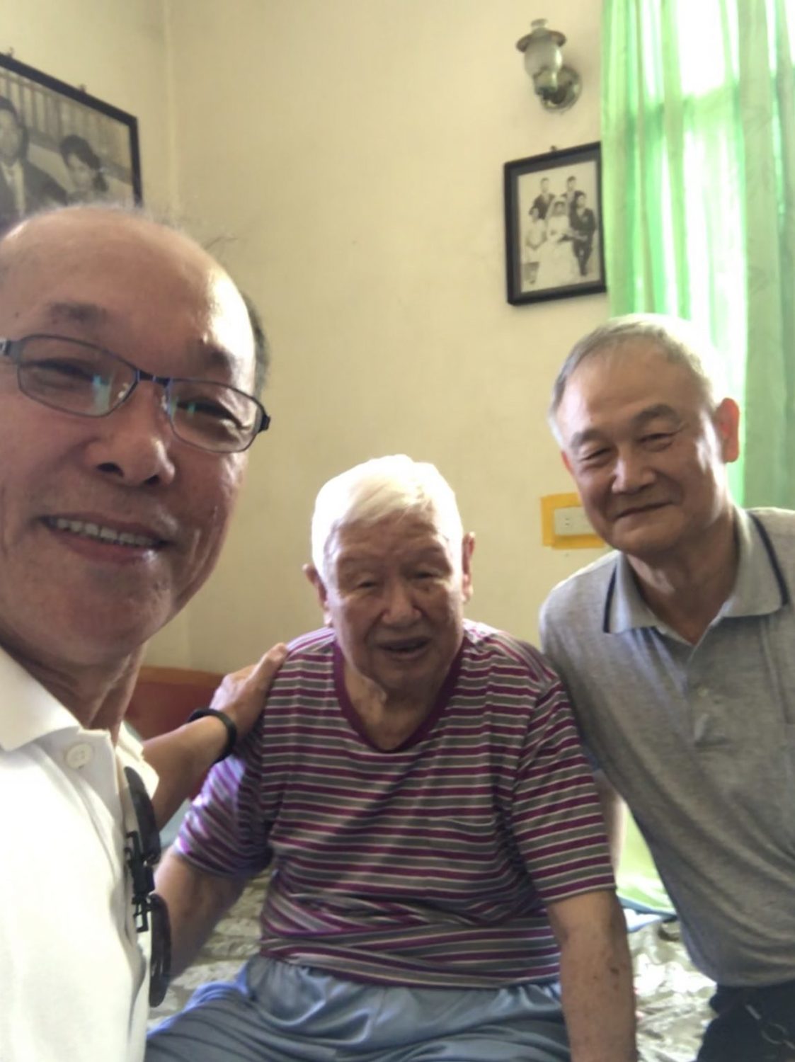 潘義坤(左)嘉中63年畢業，並繼承王輝教練(中)衣缽，成為嘉中籃球隊教練。 圖：取自「王輝盃」全國籃球賽官網
