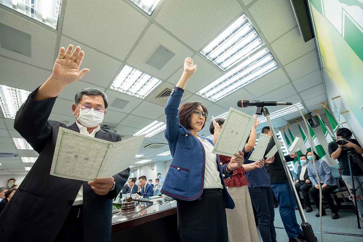 民進黨中評委宣誓就職，圖為陳明文（左一）及康裕成。 圖：民進黨提供