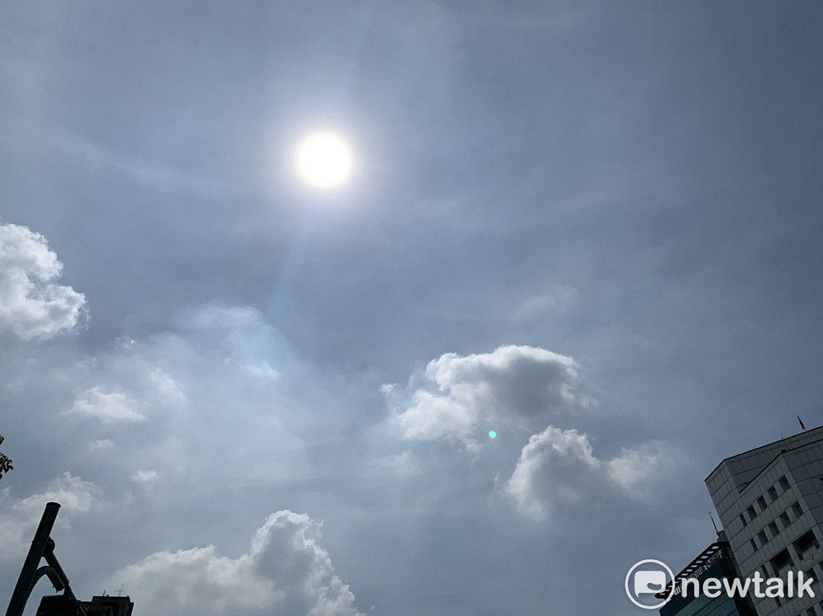 今年7月屢創高溫的台灣已成紅通通的「烤番薯」，除了要預防中暑外，民眾也要預防心血管疾病。 圖：楊紫希/攝