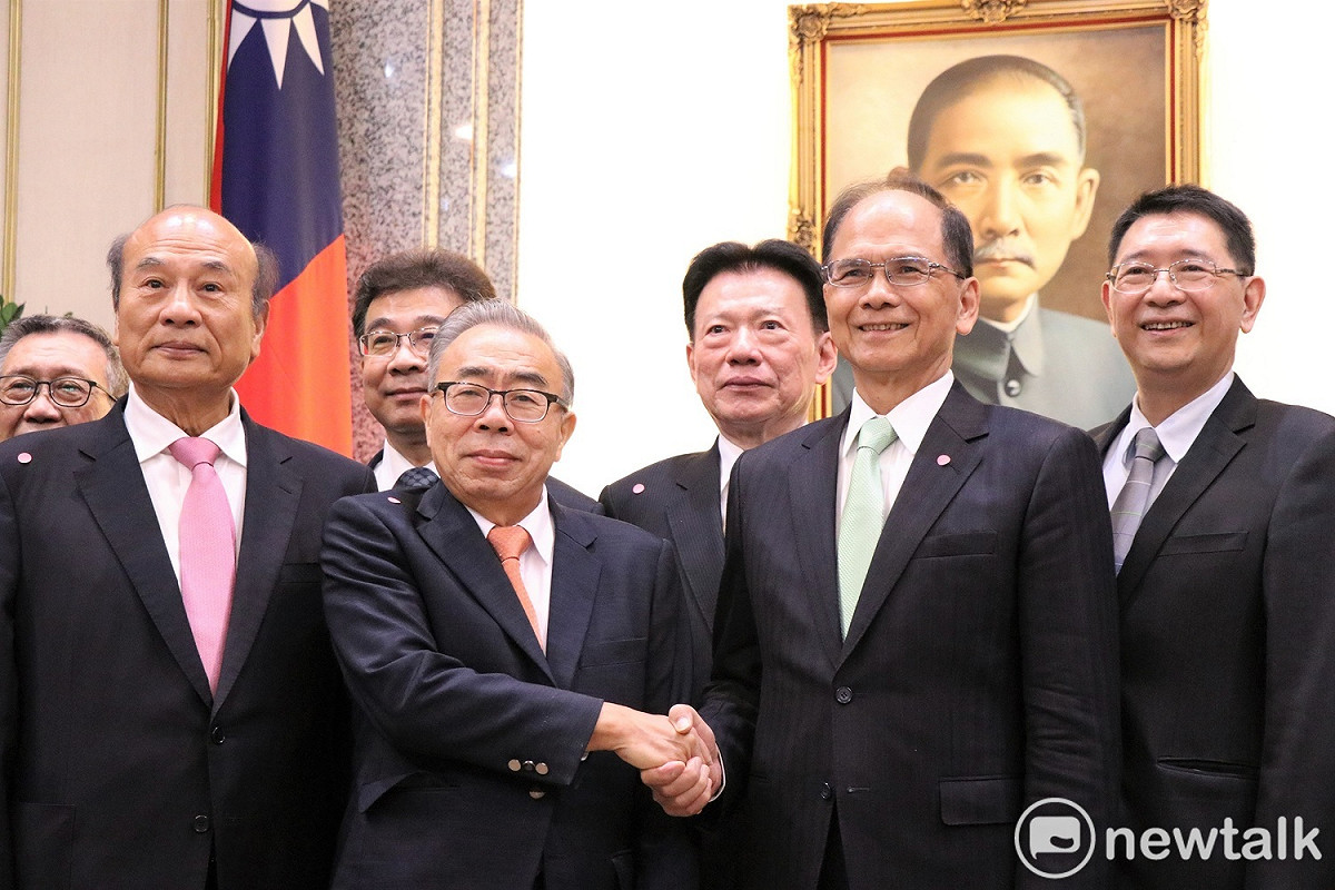 立法院長游錫堃今早前往會客室，接見全國工業總會理事長王文淵和幹部。 圖：謝孟華/攝