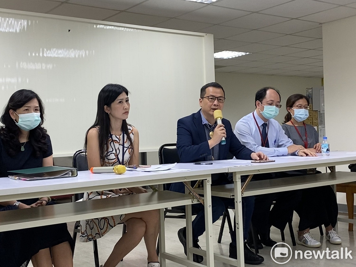 台北市議員羅智強召開「疫情影響留學夢碎 別讓孩子的青春再消磨一年」記者會。 圖：周煊惠 / 攝