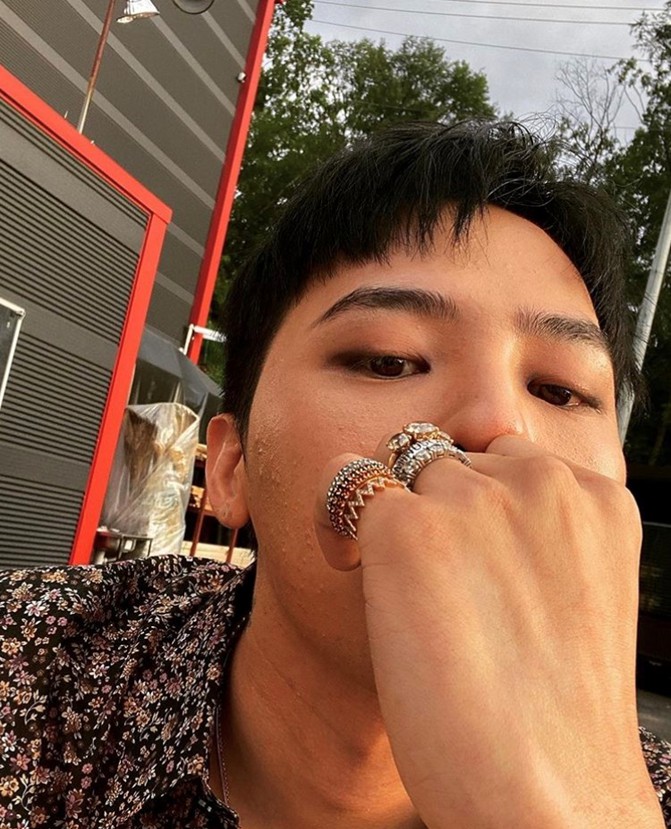 GD自拍照洩臉部皮膚狀態不佳。 圖：翻攝自G-DRAGON IG