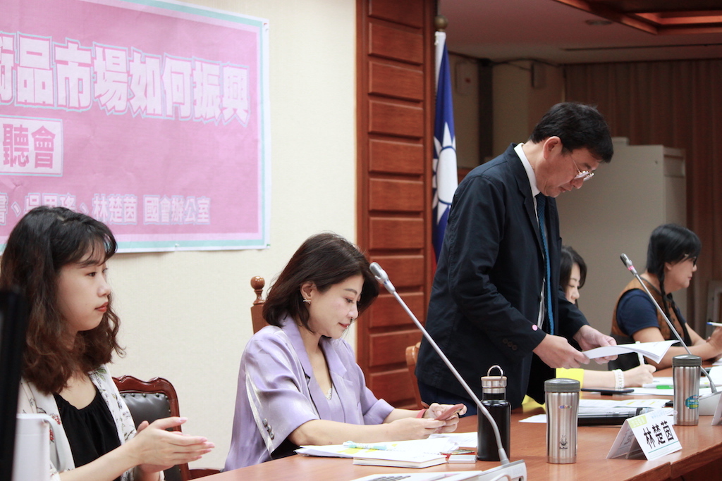 民進黨立委林楚茵、黃國書、吳思瑤今主辦「後疫情時期藝術品市場如何振興」公聽會，文化部長李永得也出席本次公聽會。 圖：羅國嘉／攝
