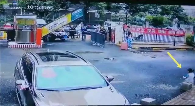 中國一輛迎新禮車失控撞上兩名幼童。 圖：翻攝自微博