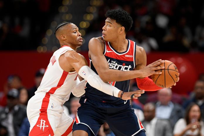 火箭「威少」Russell Westbrook(左)、巫師新秀八村壘。 圖／美聯社／達志影像