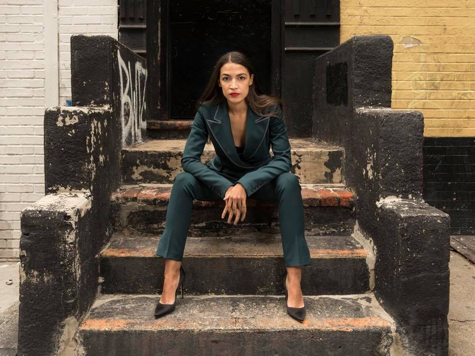 民主黨眾議員Alexandria Ocasio-Cortez在眾議院預算法案中提案，禁止美國軍隊利用電玩與電競相關媒介作為招募工具。 圖：翻攝Alexandria Ocasio-Cortez粉專