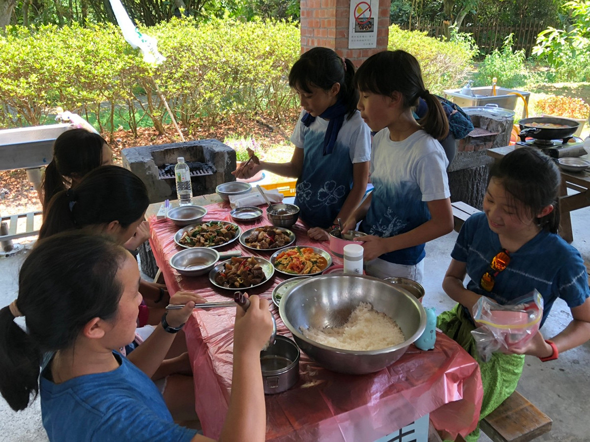 八里區農會四健會成員野炊。 圖：新北市農業局提供