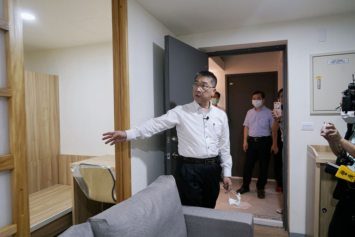 內政部長徐國勇到高雄市大同社會住宅視察。 圖：內政部提供