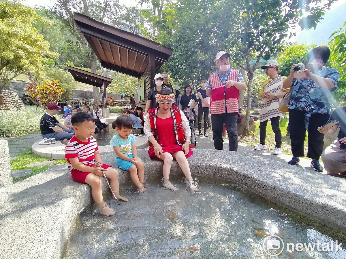 谷關溫泉公園有為行動不便者特別設計適合的高度、深度。 唐復年/攝