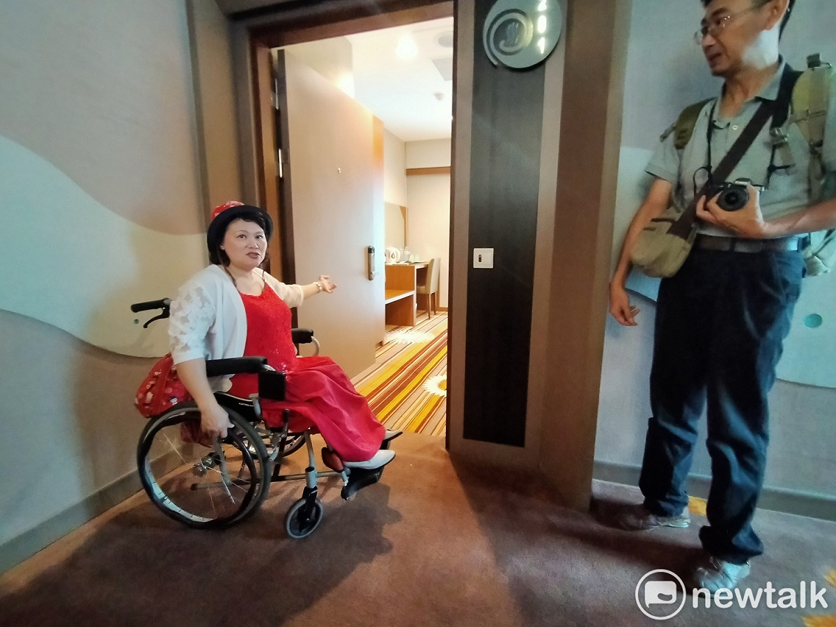 創辦無障礙旅行社的鄭淑勻老師體驗統一渡假村的無障礙客房。 唐復年/攝