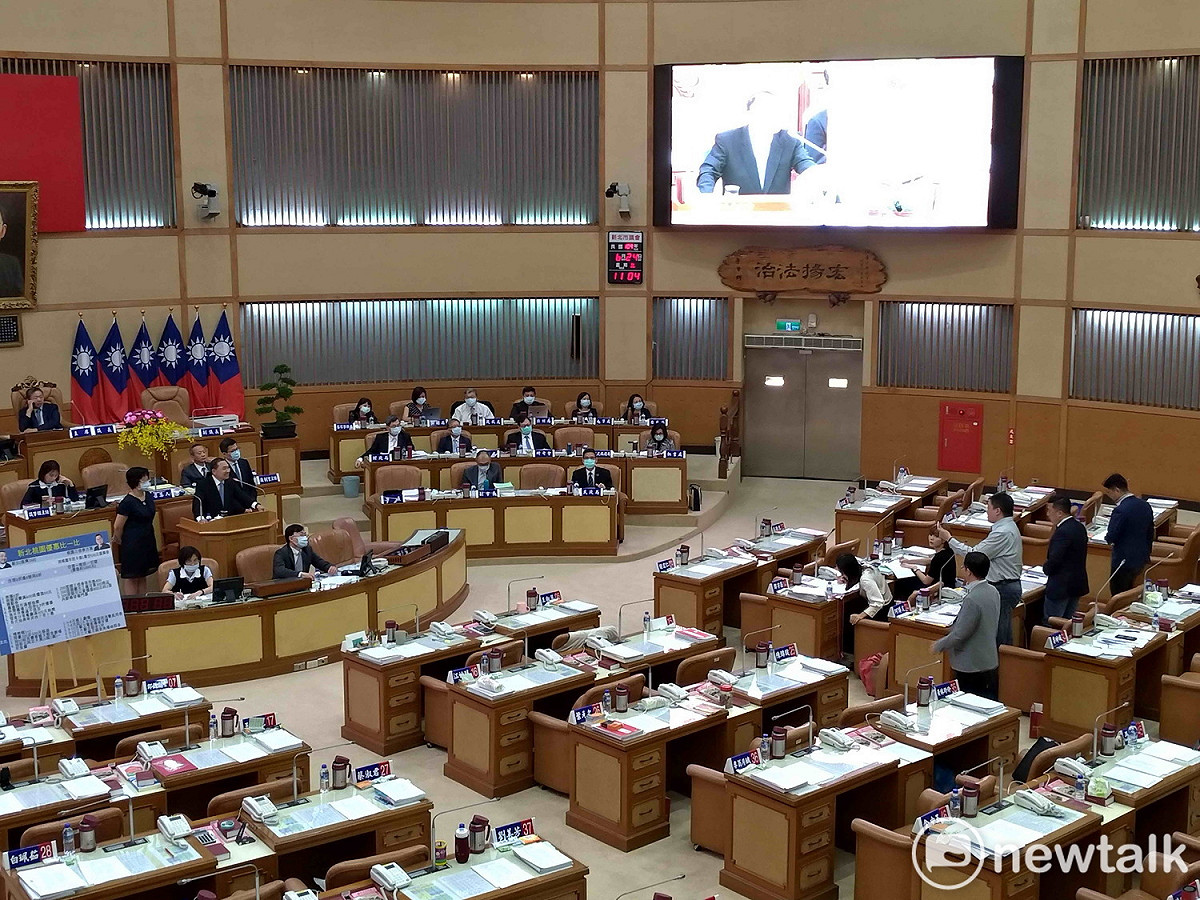 新北市議會第3屆第3次定期大會在今天閉幕，「新北市污水下水道使用費徵收自治條例」也在今天三讀通過。 圖﹕王峻昌／攝