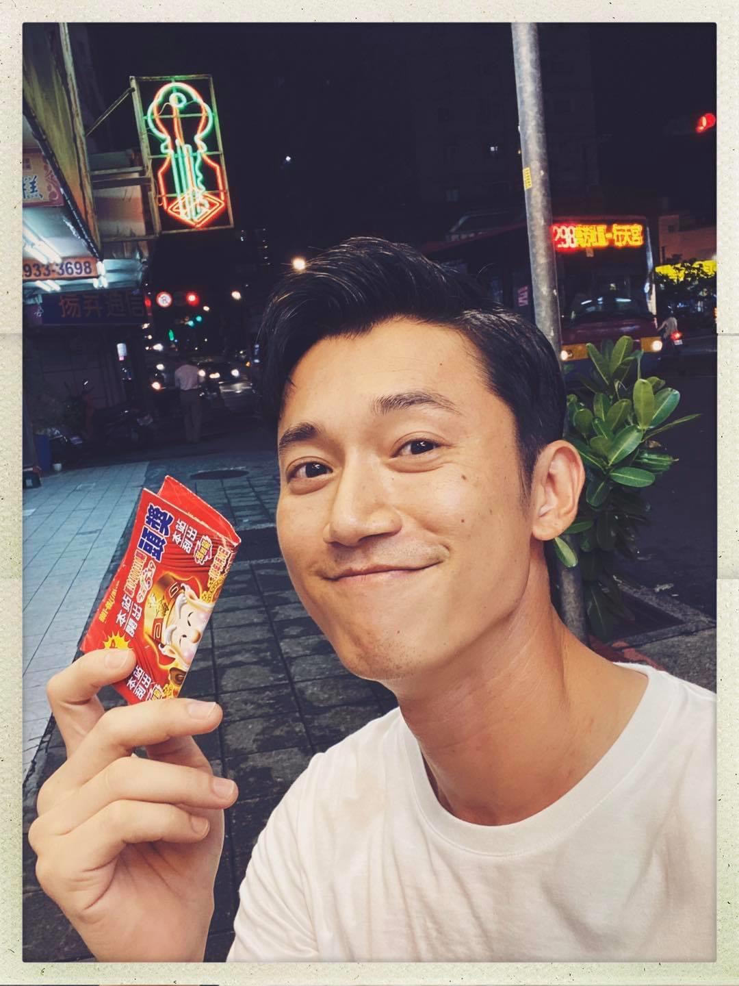 吳慷仁秀出自己拿威力彩的自拍照，引起網友熱議。 圖：翻攝自吳慷仁臉書