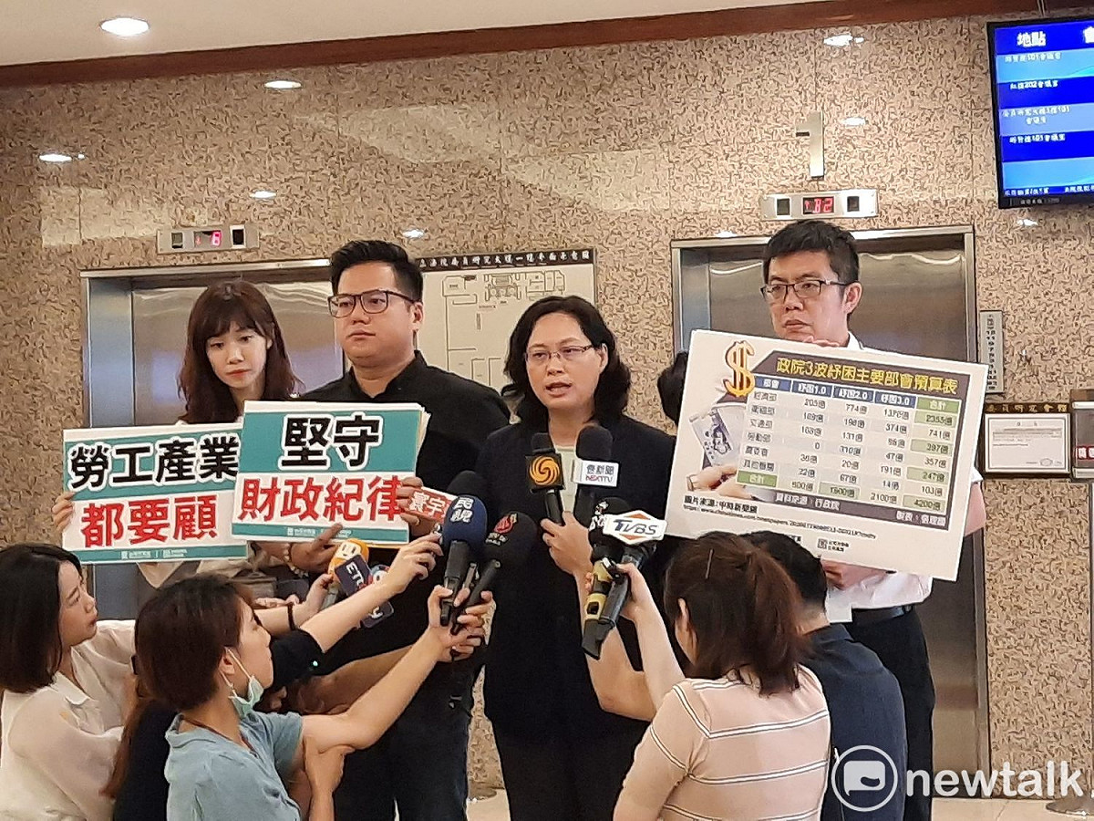 台灣民眾黨呼籲行政院提出紓困3.0預算案時，必須先提出更加細緻的報告。 圖:陳佩君/攝