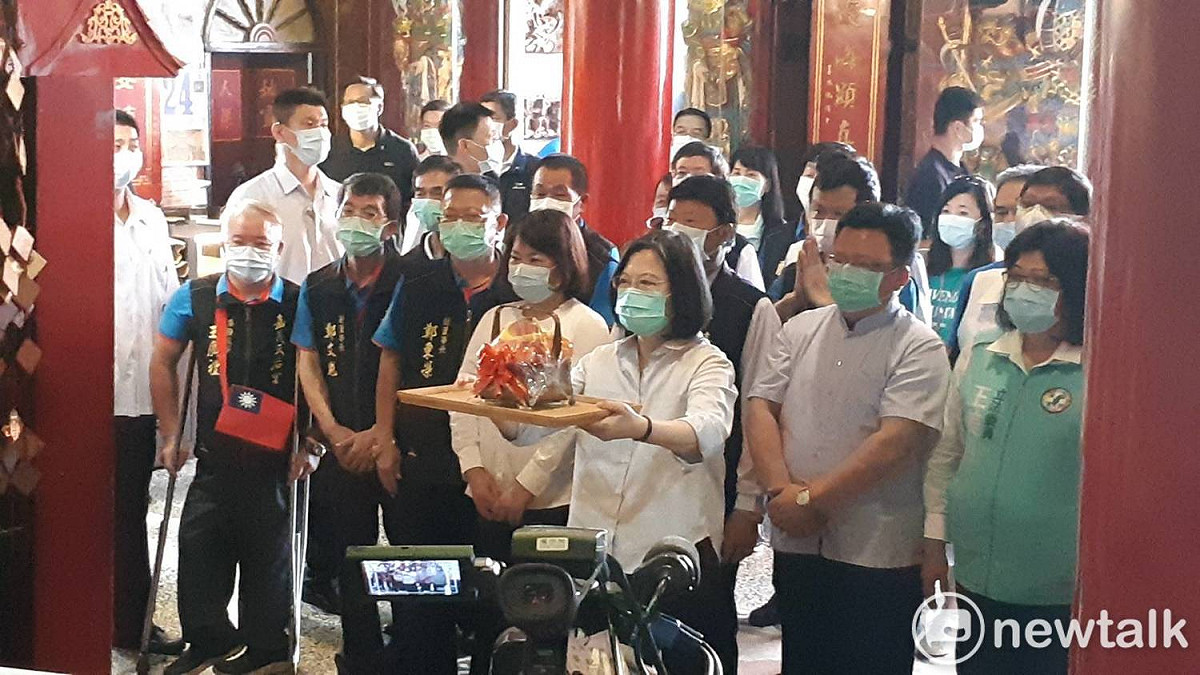 蔡英文總統今天到嘉義市天后宮參香獻禮。 圖：蔡坤龍/攝