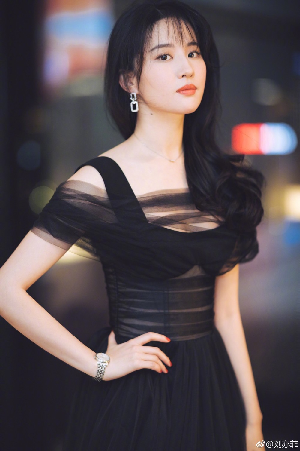 中國女星劉亦菲因在反送中時期支持港警惹毛網友；今年3月出席美國《花木蘭》世界首映時又自稱亞洲人，惹毛中國網友。 圖：翻攝微博
