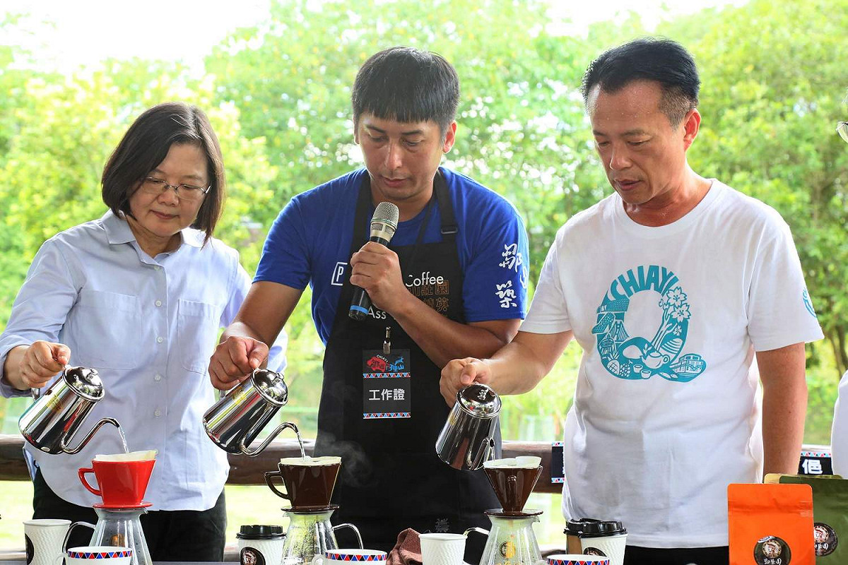 總統蔡英文與嘉義縣長翁章梁在阿里山沖泡咖啡。 圖：嘉義縣政府/提供
