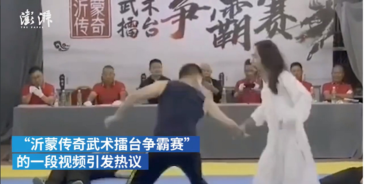 影片中手持毛筆的大師僅揮舞毛筆就擊倒四名壯漢，相當誇張。 圖：擷取自微博