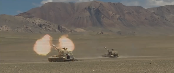 《央視軍事》放上砲車實彈射擊影片，可見單炮多發射擊、多炮種等速射擊、極限距離射擊等練習。 圖：擷取自微博