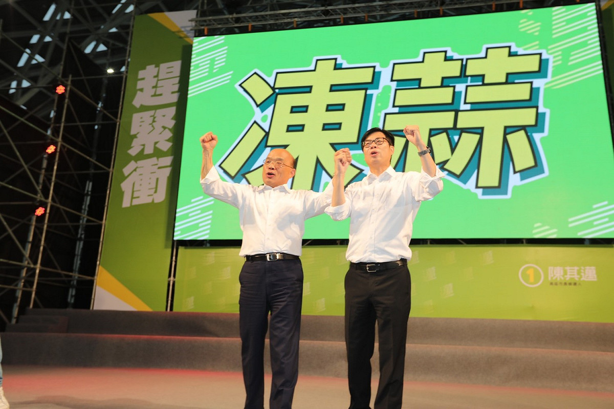 蘇貞昌(左)拉著陳其邁的手高喊凍蒜。 圖：陳其邁競辦/提供