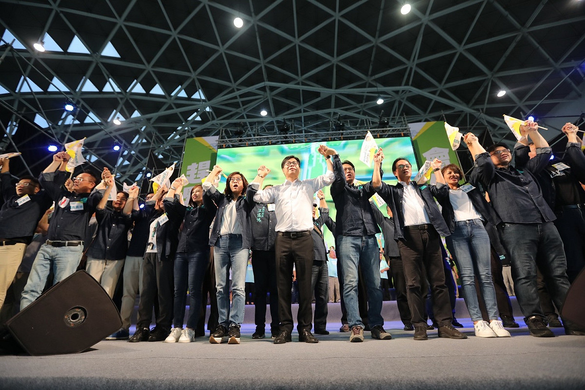 陳其邁( 中)率競選幹部答謝支持者。 圖：陳其邁競辦/提供