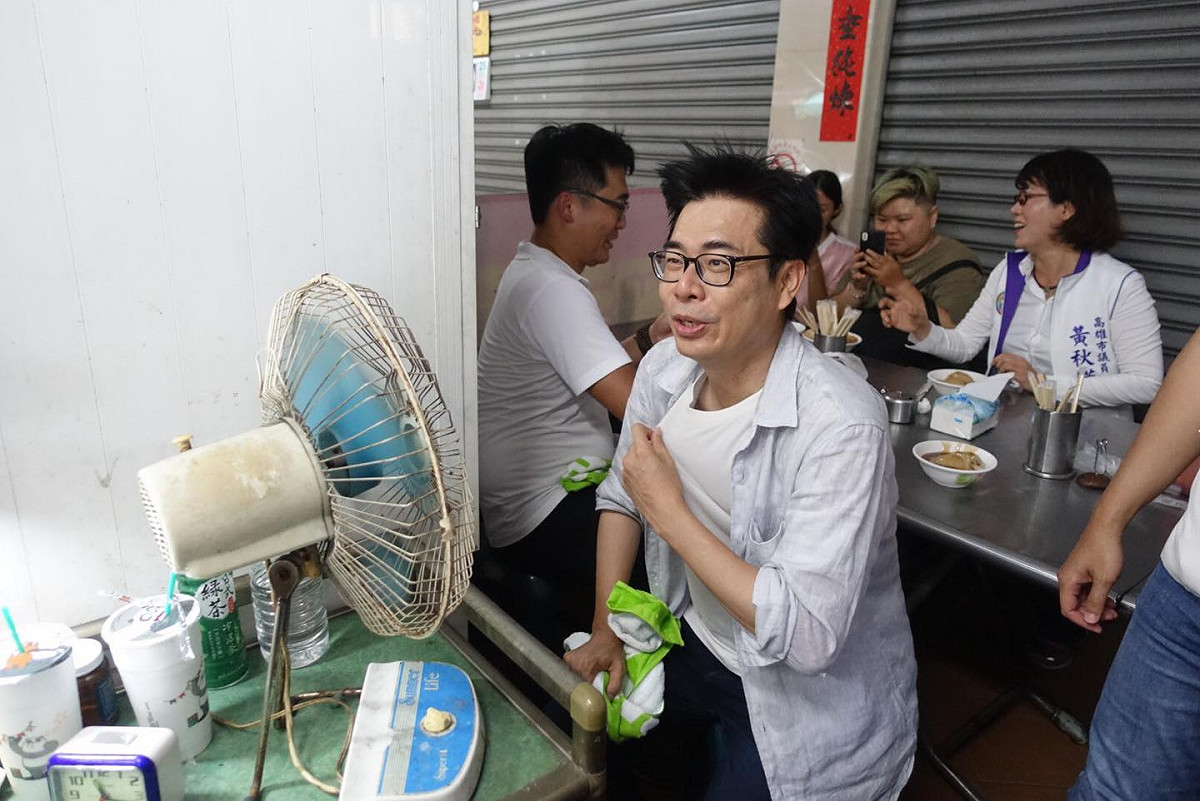 陳其邁受不了高溫，解開扣子吹電扇的照片。 圖：截取自立委管碧玲個人臉書