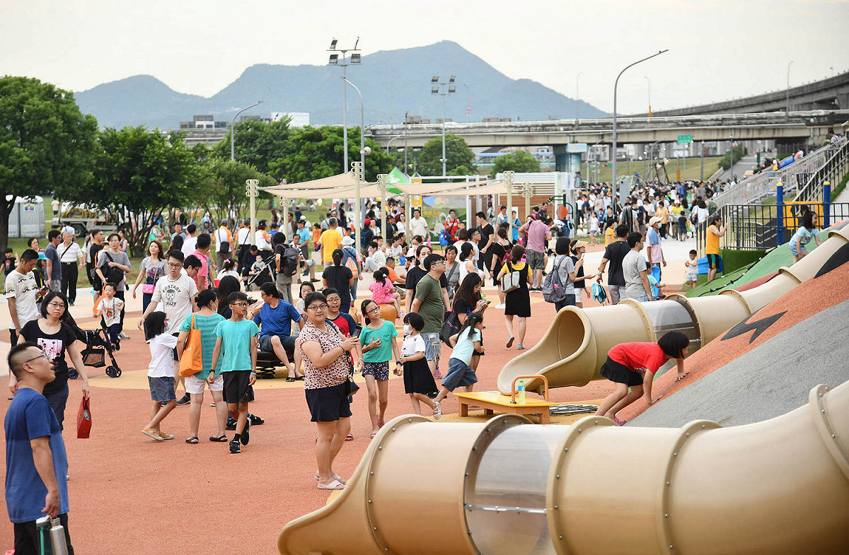「2020新北市兒童藝術節」與「熊猴森樂園堤坡滑梯」今天在新北大都會公園正式開幕及啟用。  圖：新北市政府提供