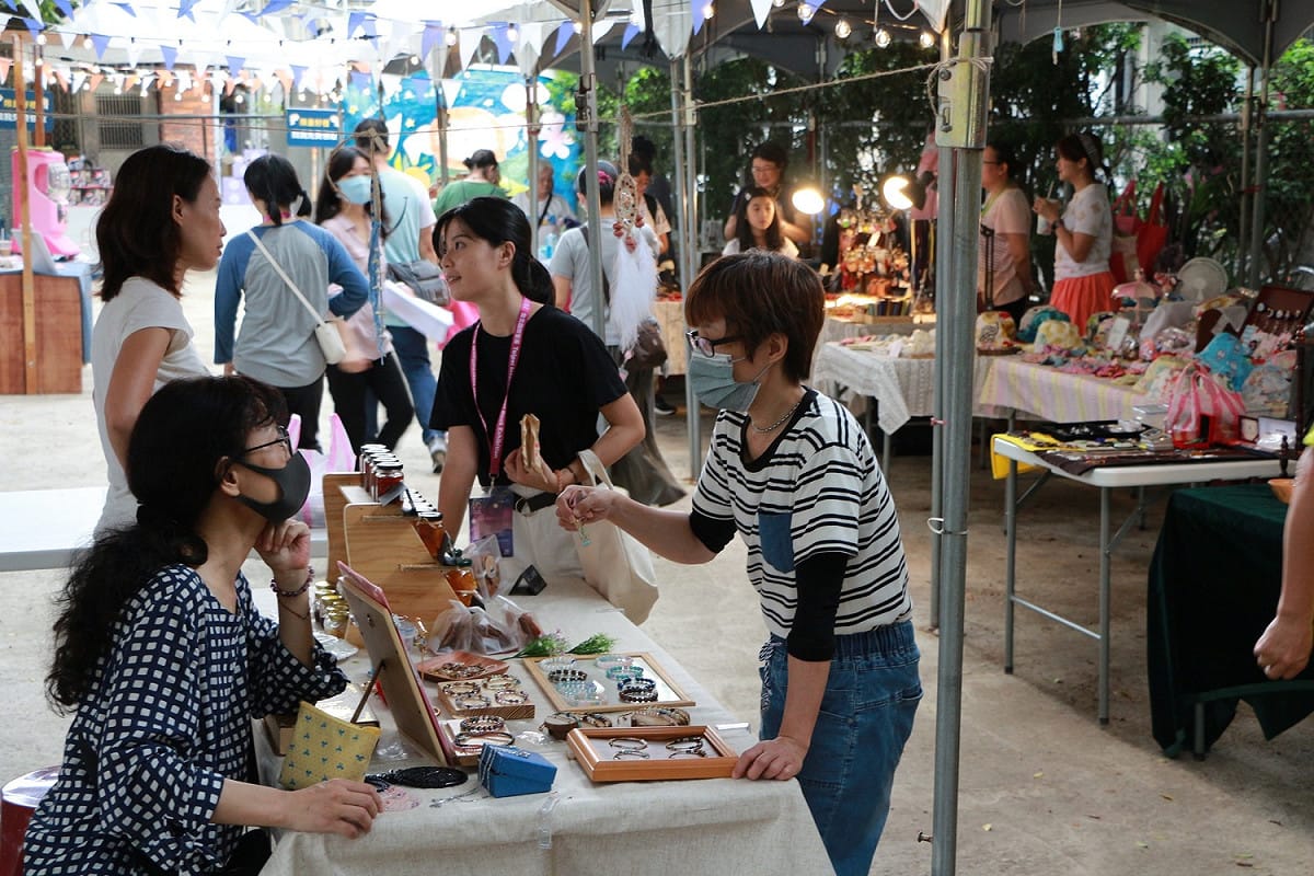 「摩燈北投_霓虹市集」現場人潮。 圖：台北市商業處／提供