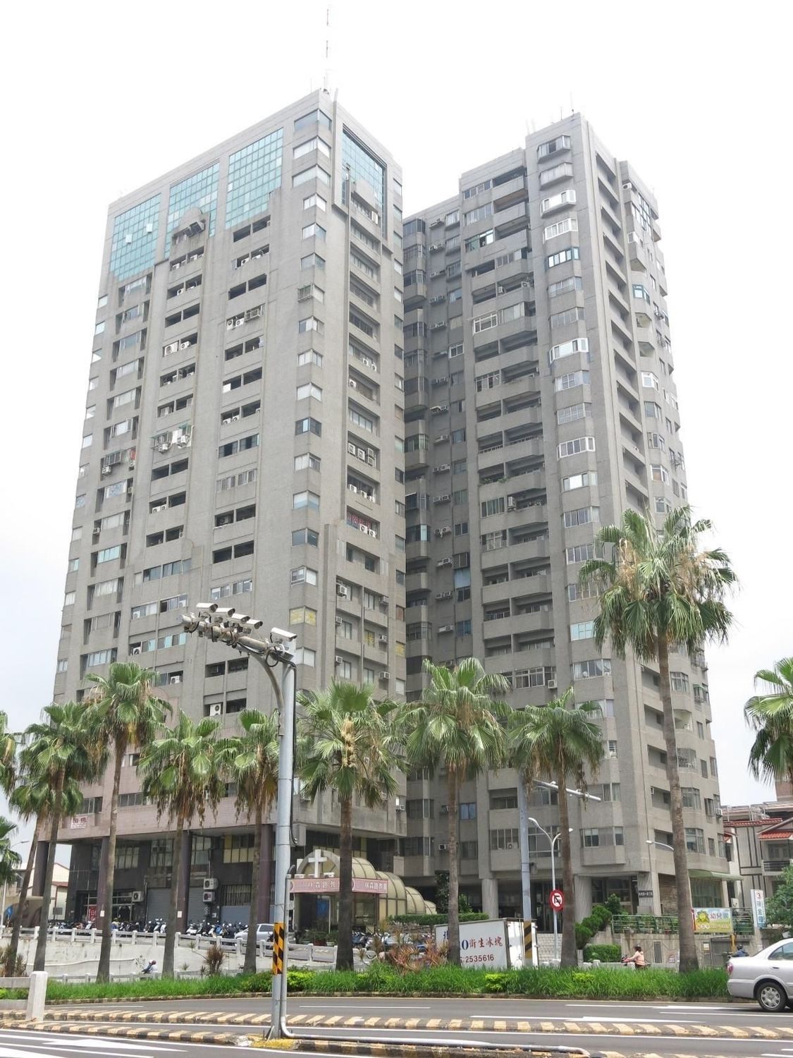 中央補助台南社區自主更新案，整建維護前磁磚剝落，影響公共安全及通行。 圖：內政部／提供