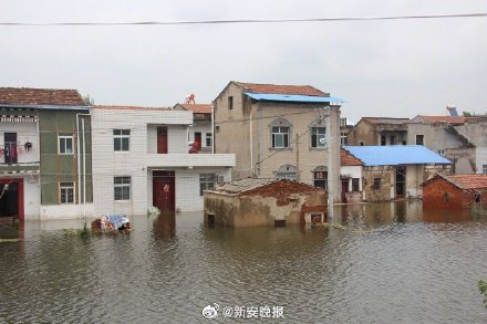 中國水患持續肆虐，洪水包圍多處民宅。 圖：翻攝新安晚報